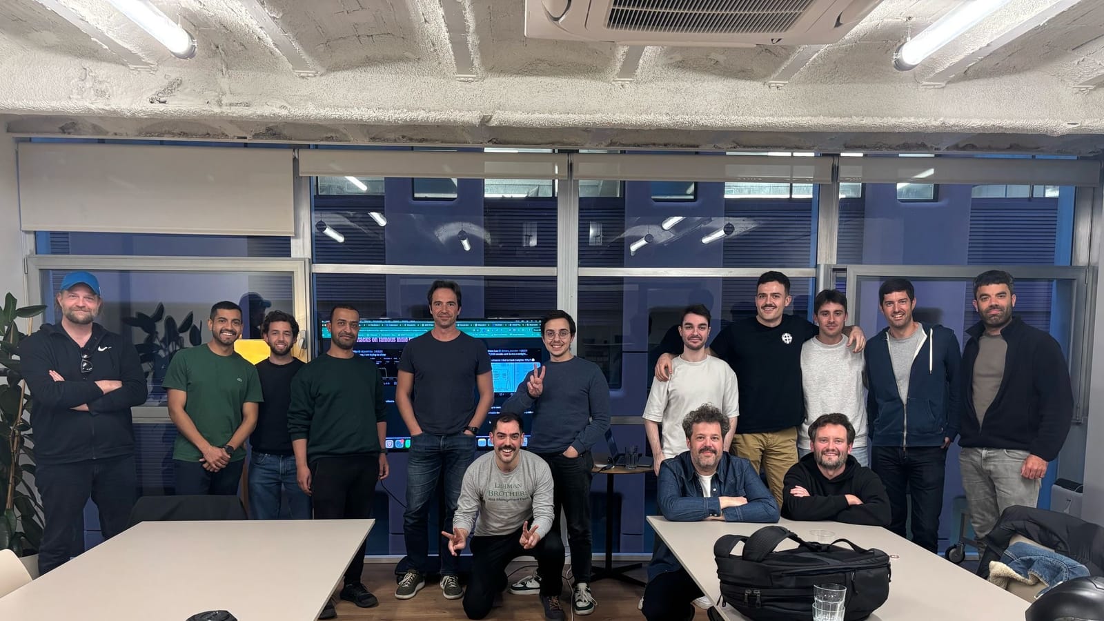 Un grup de persones en una sessió presencial de Capficat, amb portàtils oberts